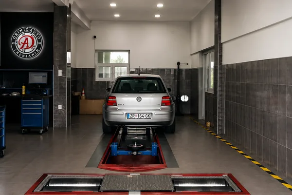 Automobil na redovnom servisu