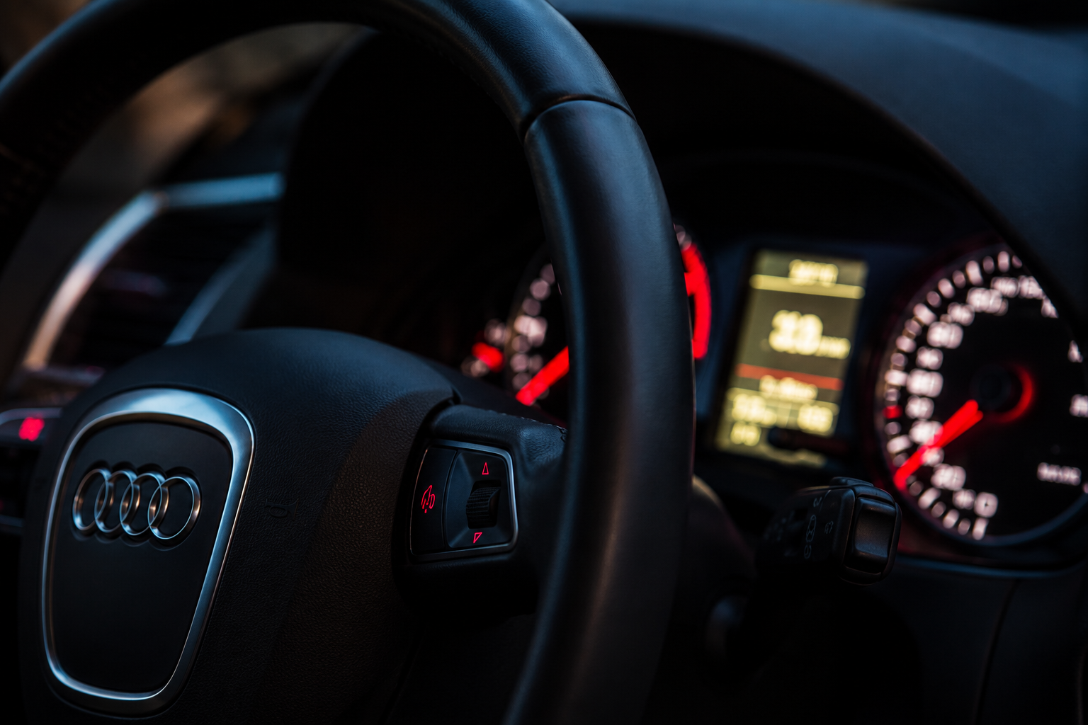 Enterijer automobila sa volanom i instrument tablom